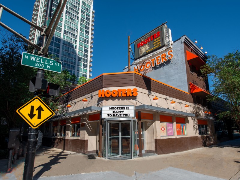 Hooters Restaurant and Bar River North Chicago | Chicago Dining and ...